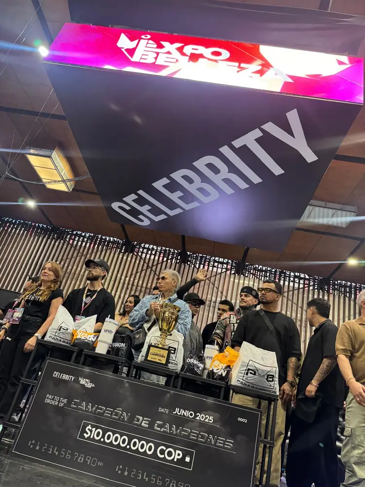 Premiación de campeones en Expobelleza