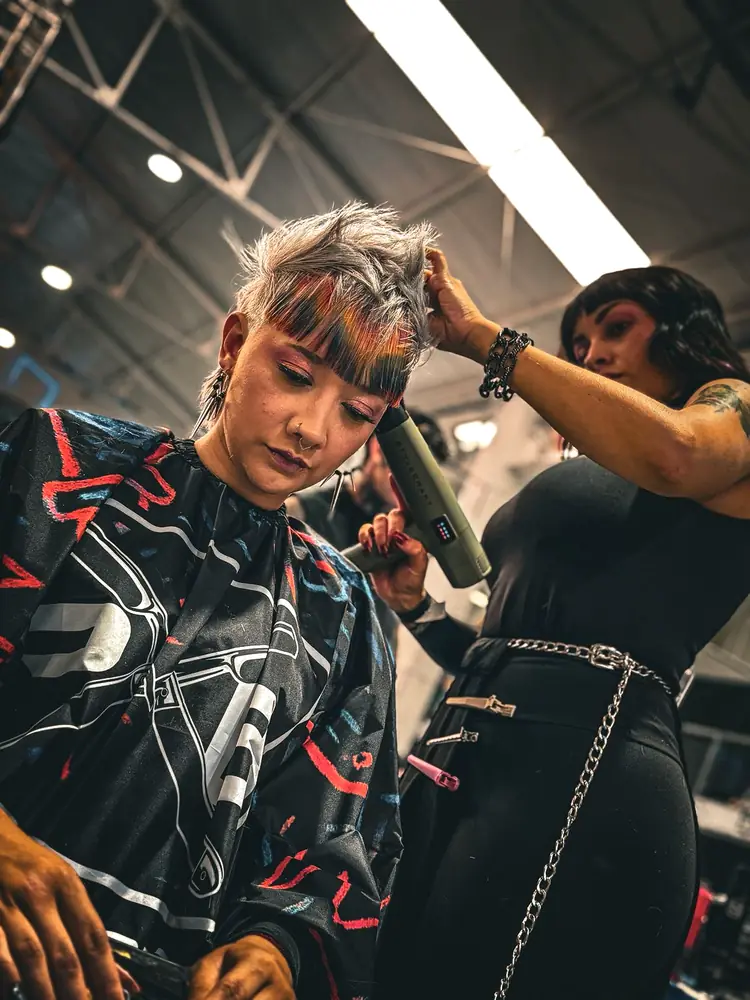 Dos barberos con estilo urbano