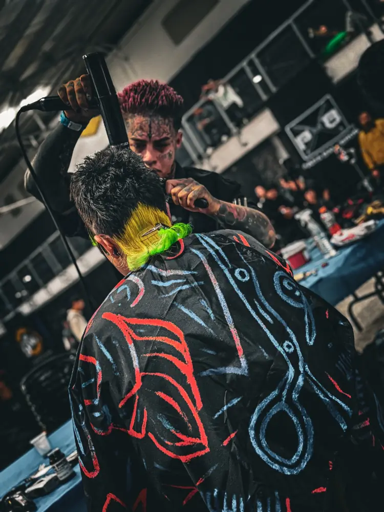 Barbero con un diseño en verde neón