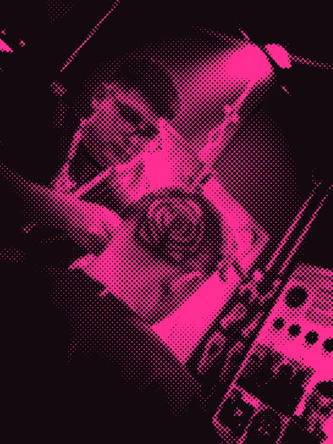 Barbero dibujando una rosa en el corte